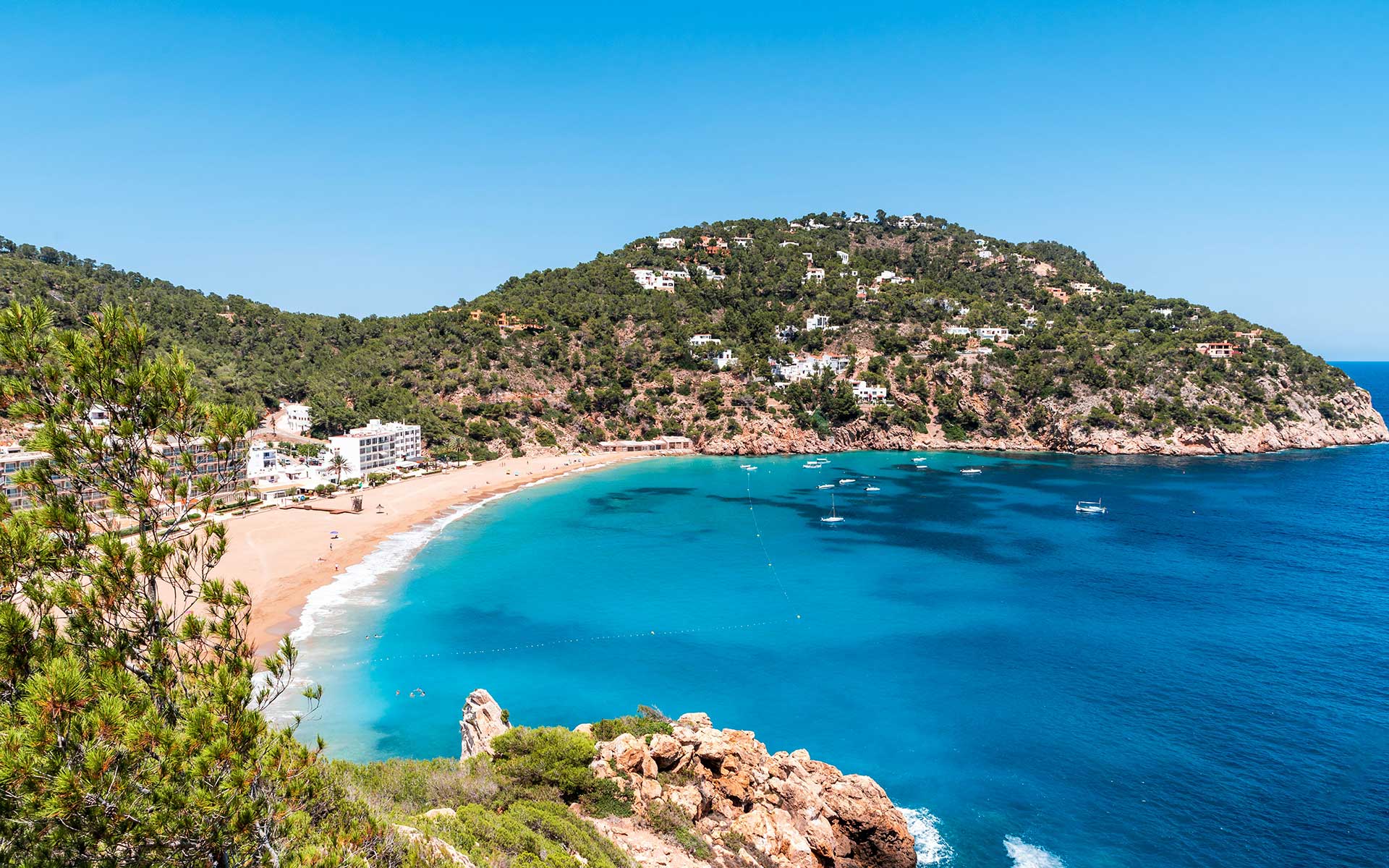 🇪🇸 Ibiza: Where Beach Bliss Meets World-Class Parties